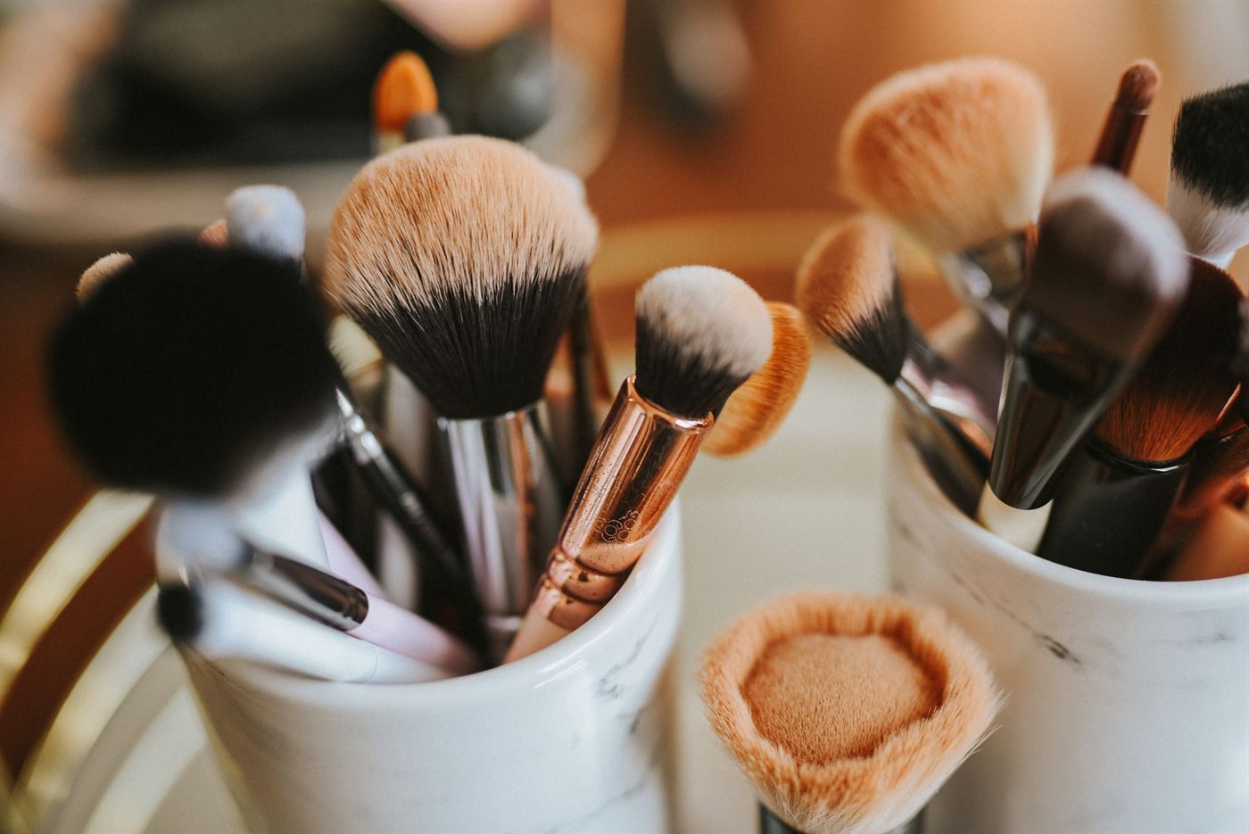 Make-up-Pinsel in zwei Marmorbechern